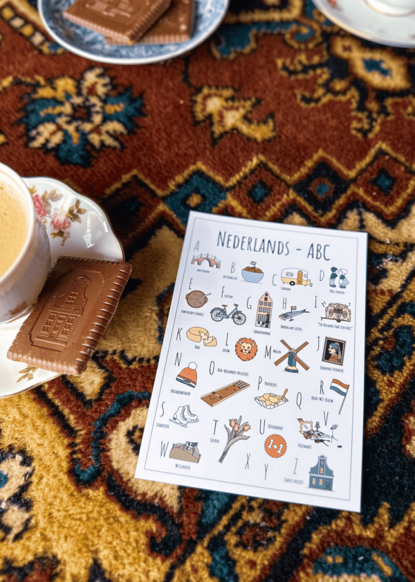 ABC ansichtkaart Nederland - Een unieke ansichtkaart met herkenbare en handgetekende illustraties van Nederland product afbeelding