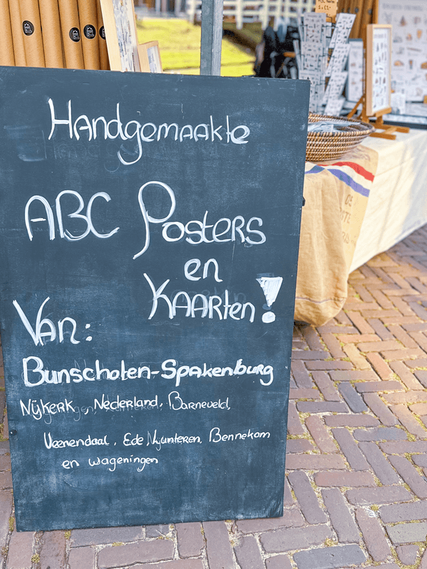 Blog over de Spakenburgse dagen 2024 met het Bunschoten-Spakenburgs ABC als poster en ansichtkaart