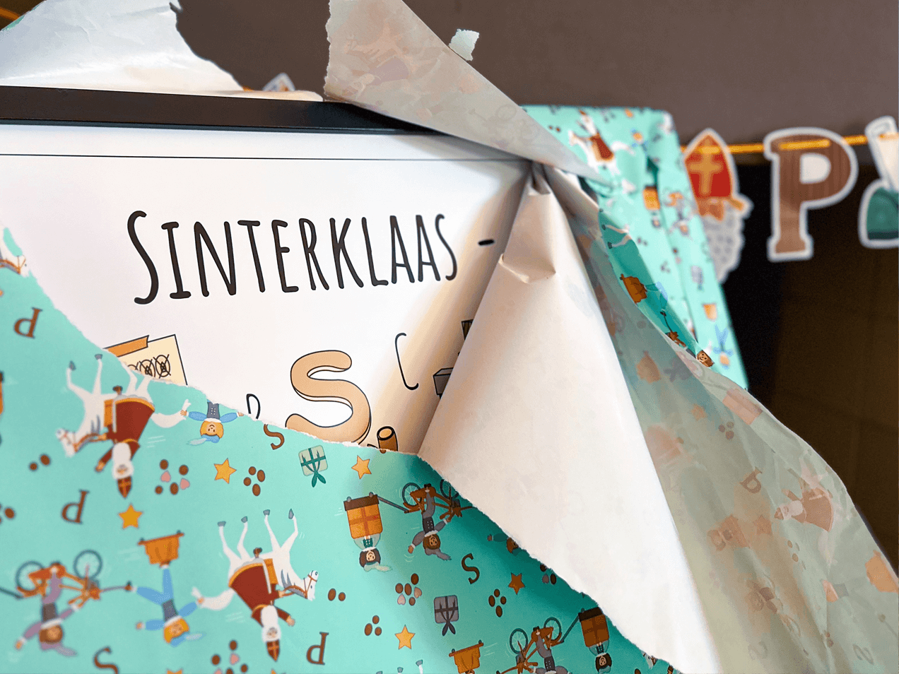 PosterPlaats poster Sinterklaas ABC poster Sinterklaas half uitgepakt voor de open haard