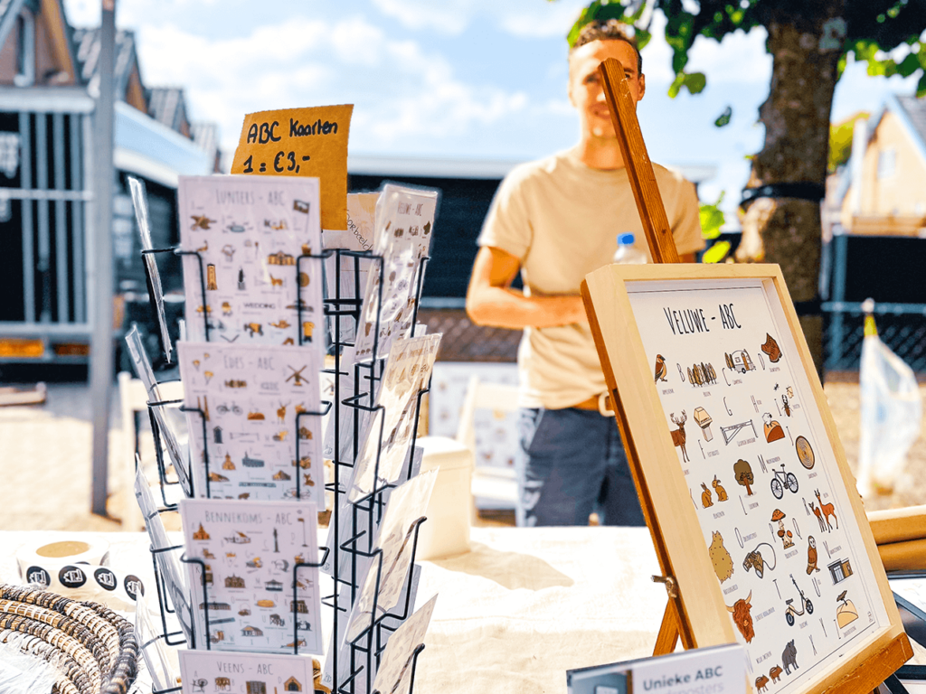 Blog over de Heideweek markten 2024 Heidefair Otterlo marktkraam met het Veluwe ABC en Jelle