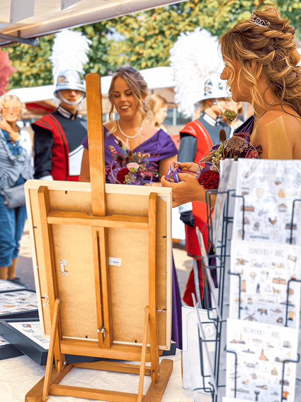 Blog over de Heideweek markten 2024 Heidefair Otterlo marktkraam met de Heidehoogheden Heideprinses en Heidekoningin