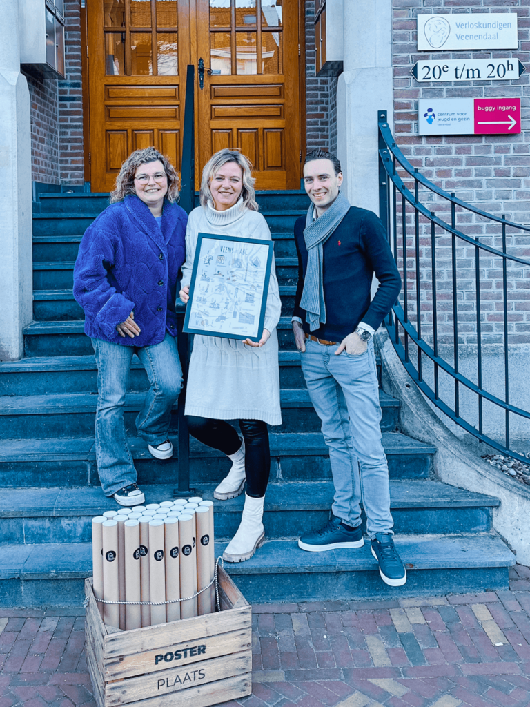 PosterPlaats Veens ABC poster maatwerk special edition voor Verloskundigen Veenendaal met Herma de Gooijer, Loes Bisselink en Jelle van Vliet