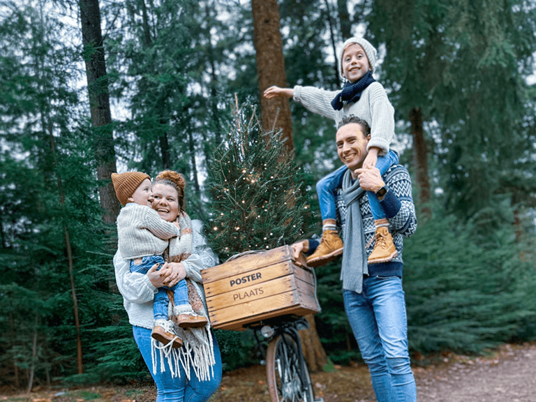 Vakantie melding PosterPlaats fiets met Daisy Kamminga en Jelle van Vliet in het Syseltse Bos in Ede