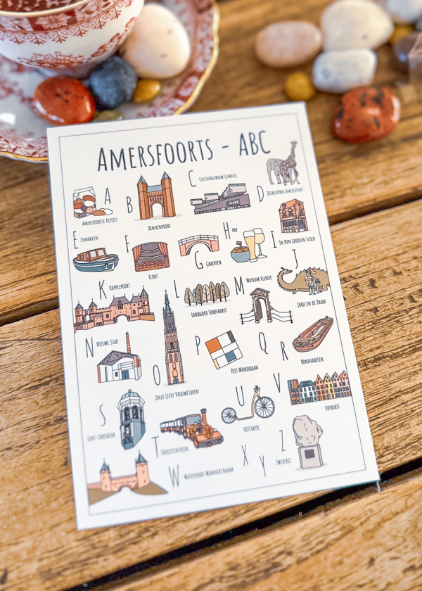 ABC ansichtkaart Amersfoort - Een unieke ansichtkaart met herkenbare en handgetekende illustraties van Amersfoort product afbeelding