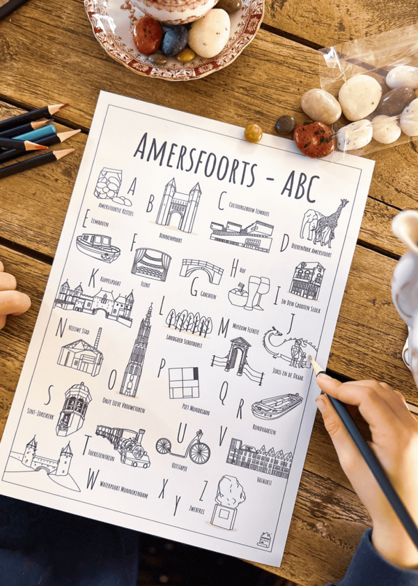 ABC kleurplaat Amersfoort - Een unieke kleurplaat met herkenbare en handgetekende illustraties van Amersfoort product afbeelding