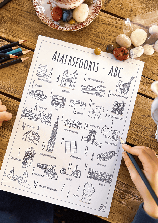 ABC kleurplaat Amersfoort - Een unieke kleurplaat met herkenbare en handgetekende illustraties van Amersfoort product afbeelding