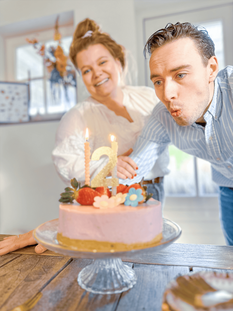 Blog over 2 jaar PosterPlaats met Jelle en Daisy van Vliet blazen kaarsjes uit