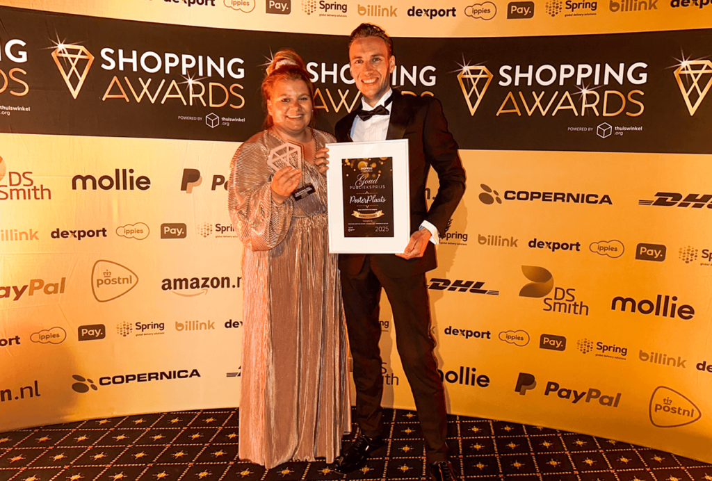 Shopping Awards 2025 met Jelle en Daisy van Vliet en de gewonnen award goud categorie woonaccessoires