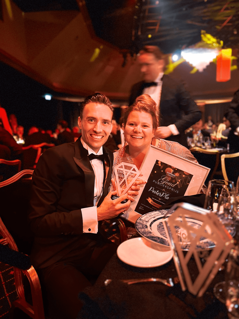 Shopping Awards 2025 met Jelle en Daisy van Vliet en de gewonnen award goud categorie woonaccessoires