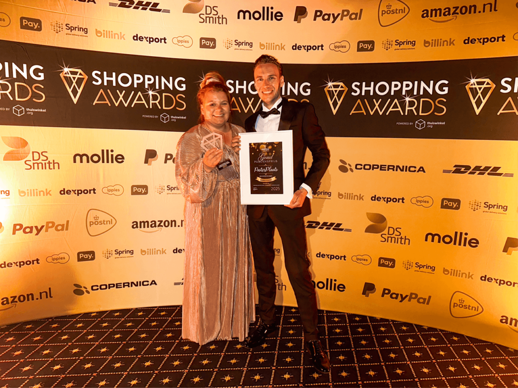 Shopping Awards 2025 met Jelle en Daisy van Vliet en de gewonnen award goud categorie woonaccessoires
