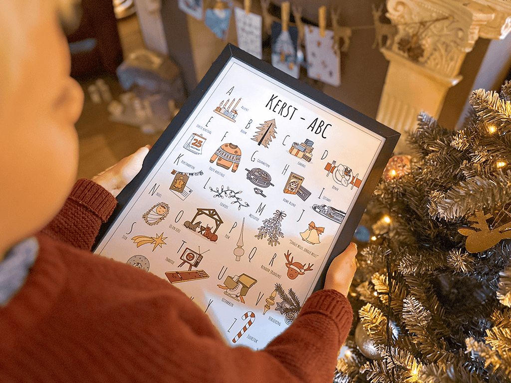 PosterPlaats poster Kerst ABC poster Kerst in de woonkamper voor de kerstboom