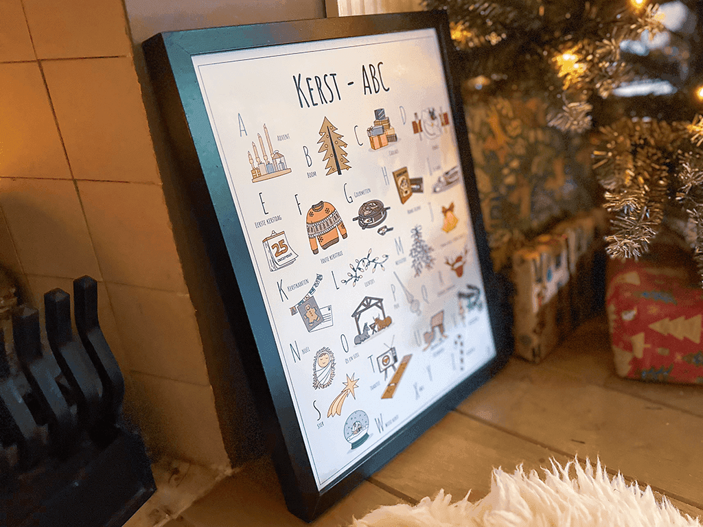 PosterPlaats poster Kerst ABC poster Kerst in de woonkamper voor de open haard