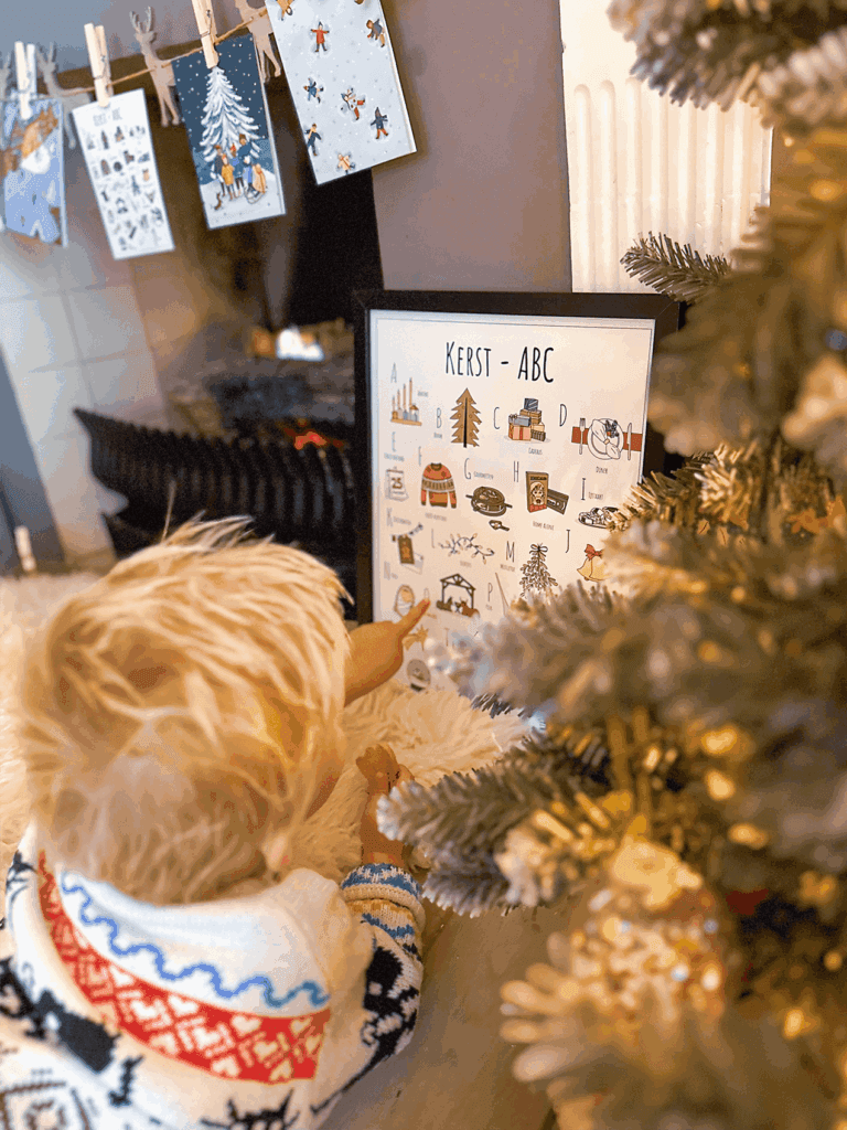 Blog over nieuw ABC poster Kerst aanwijzen en leren voor de open haard