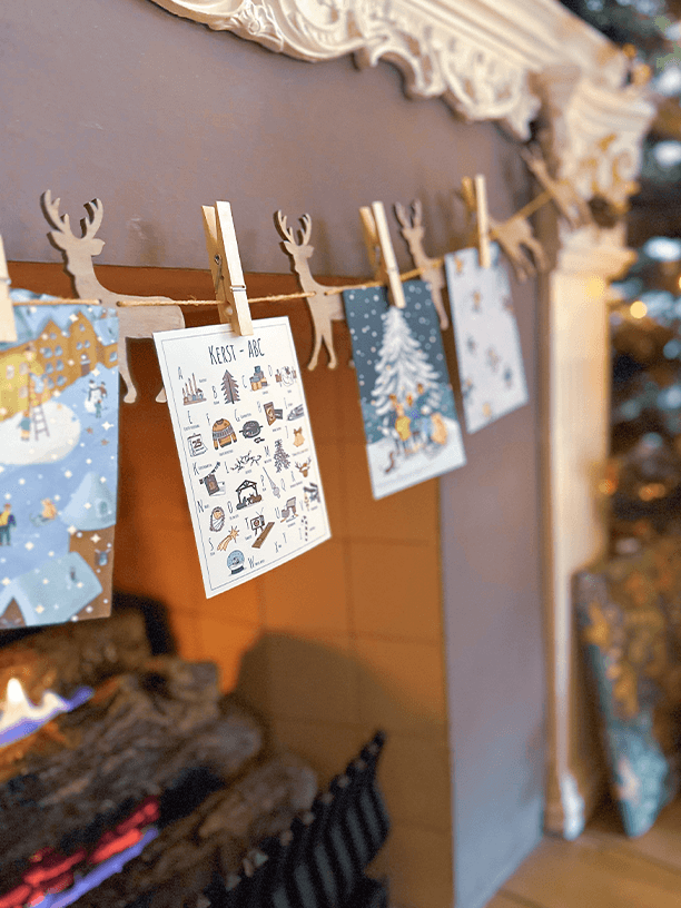 Blog over nieuw ABC ansichtkaart Kerst hangend voor de open haard