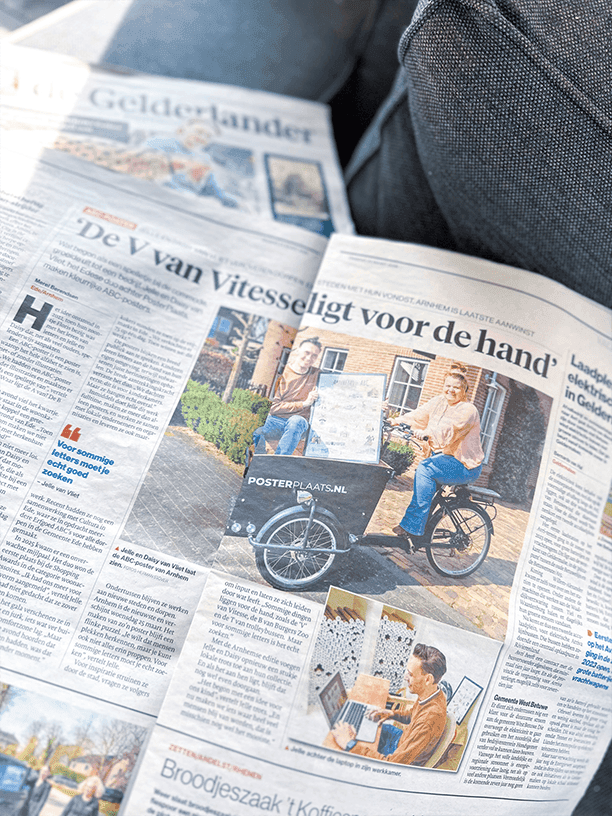 Blog over nieuw ABC poster Arnhem met het interview voor De Gelderlander met Jelle en Daisy van Vliet op de bakfiets in de krant