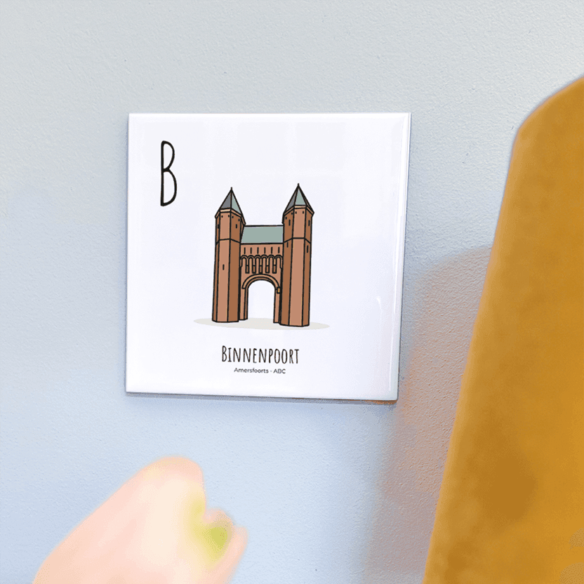 PosterPlaats ABC tegeltje Amersfoort met binnenpoort als leuk lokaal cadeau of relatiegeschenk