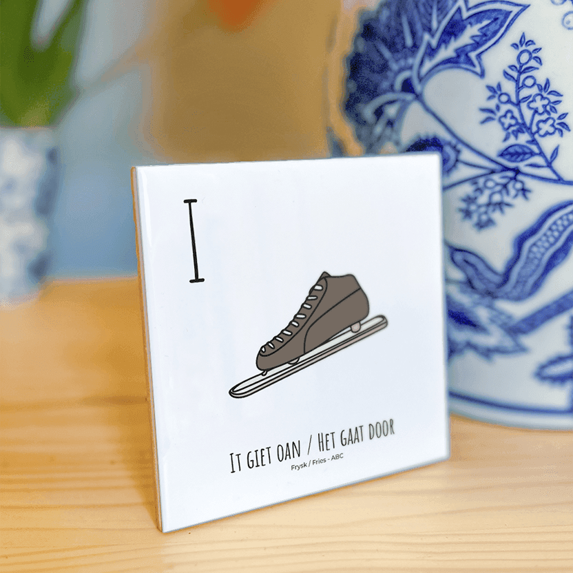 PosterPlaats ABC tegeltje Fryslan Friesland met it giet oan het gaat door als leuk lokaal cadeau of relatiegeschenk