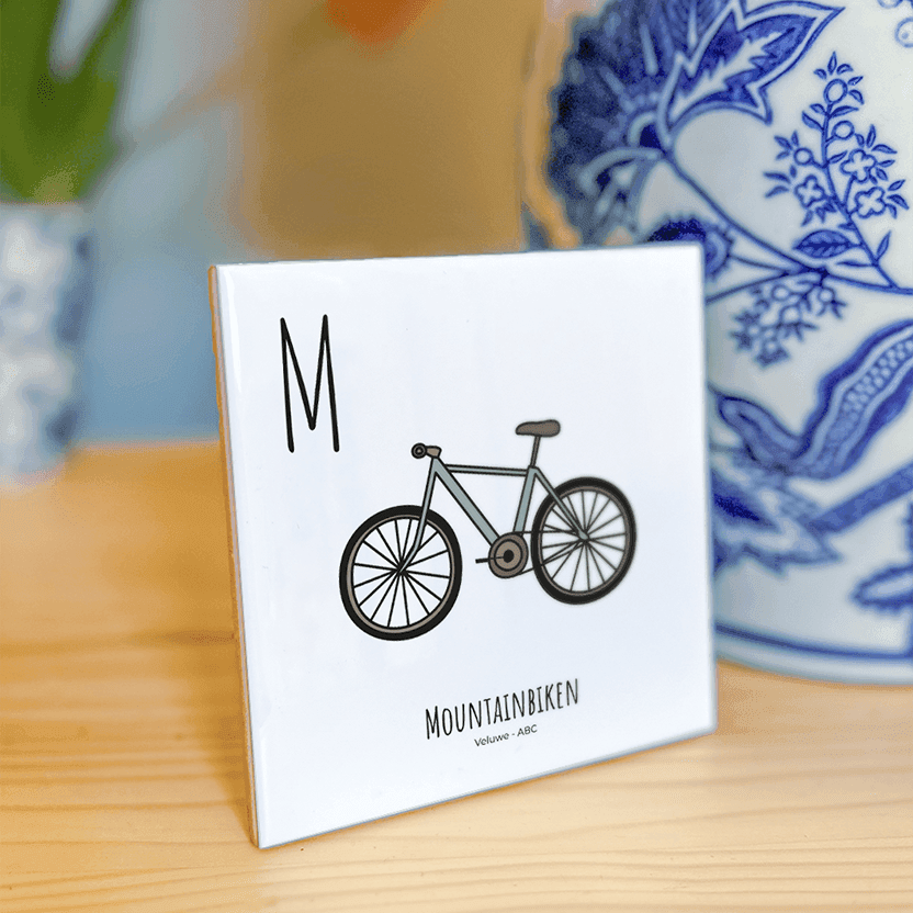 PosterPlaats ABC tegeltje Veluwe met mountainbiken als leuk lokaal cadeau of relatiegeschenk