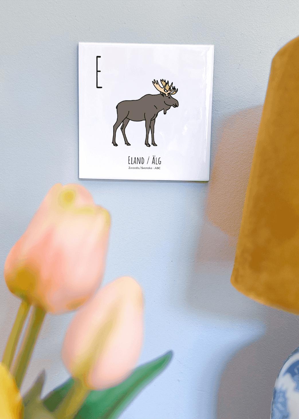 PosterPlaats ABC tegeltje Zweden met met eland alg als leuk lokaal cadeau of relatiegeschenk.png