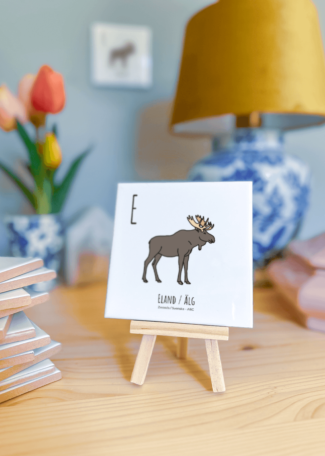PosterPlaats ABC tegeltje Zweden met met eland alg als leuk lokaal cadeau of relatiegeschenk.png