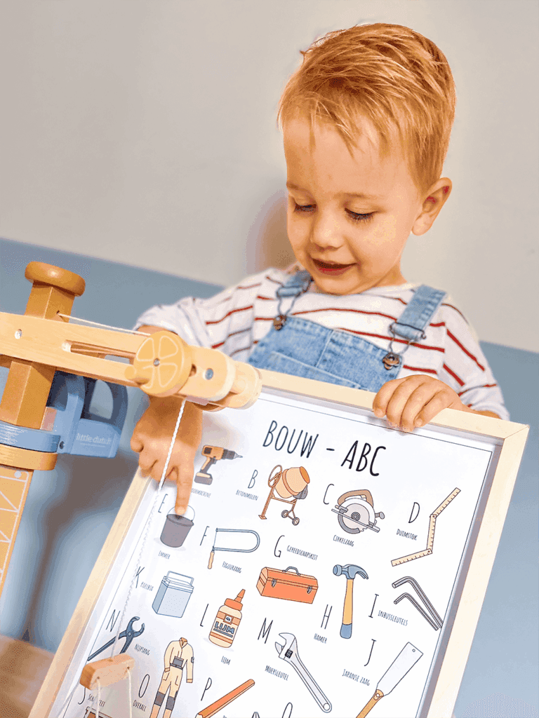 PosterPlaats poster Bouwen ABC poster Bouwen product beschrijving en specificaties met Valentijn op zijn kinderkamer