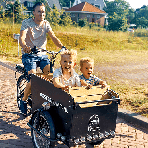 Blog over onze kleurplaten uitdeel actie tijdens de Avond4Daagse in Ede met Jelle, Floris en Valentijn op de PosterPlaats bakfiets